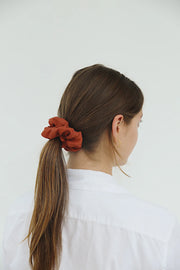 Terracotta linen hair scrunchie. Classic linen hair scrunchies are handmade by Siena Vida, a women founded company in Ontario, Canada with a goal of transforming hair accessories to being more environmentally friendly & durable.  Vanessa the founder, sources sustainable fabric for her hair scrunchies from local, women led businesses that produce high quality, long lasting material.