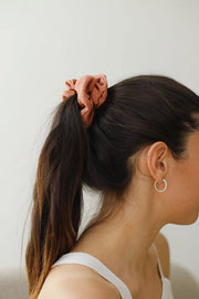 Tuscany hair scrunchie in hair. Classic linen hair scrunchies are handmade by Siena Vida, a women founded company in Ontario, Canada with a goal of transforming hair accessories to being more environmentally friendly & durable.  Vanessa the founder, sources sustainable fabric for her hair scrunchies from local, women led businesses that produce high quality, long lasting material.